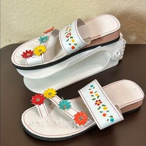 🌼 White Floral Sandals – Size 3 – Like New 🌼
